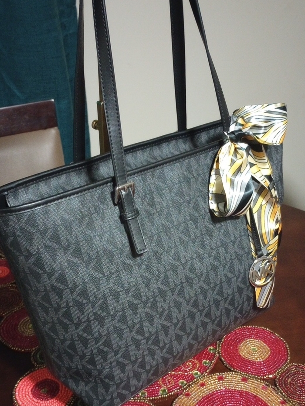 New Michael Kors Signature Tote - Picture 5 of 16